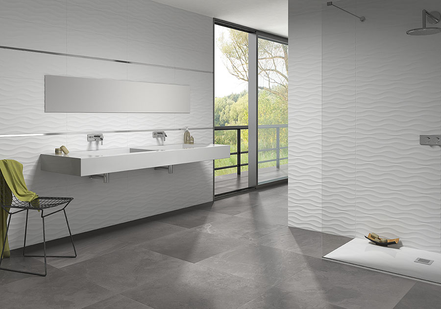 Ideas para baños con azulejos blancos y suelo de madera de la mano de  Pamesa - Castellonplaza