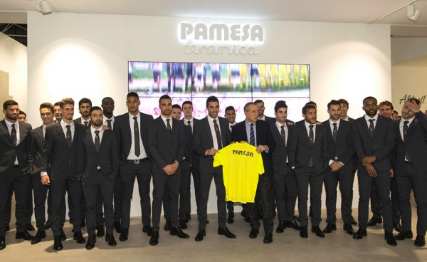 EL VILLARREAL VISITA EL STAND DE PAMESA EN CEVISAMA11