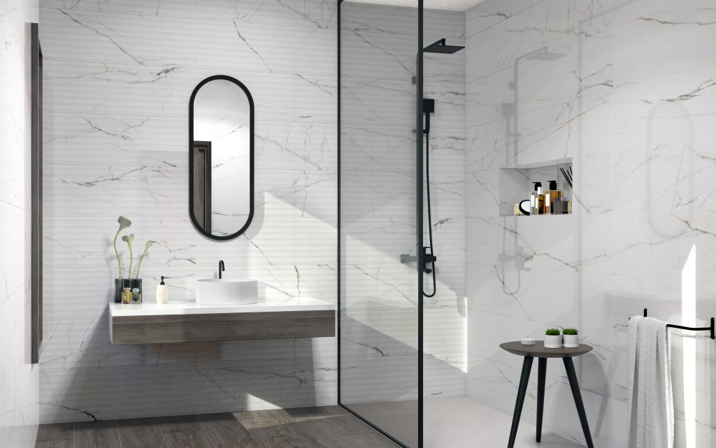 Ideas para baños con azulejos blancos y suelo de madera de la mano de  Pamesa - Castellonplaza