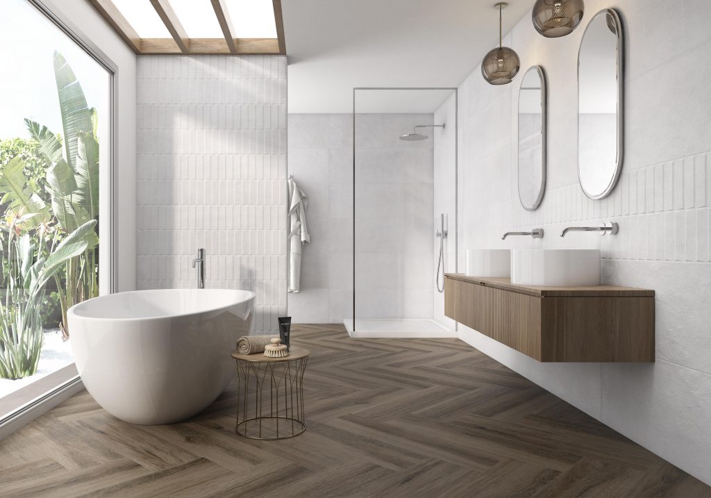 Ideas para baños con azulejos blancos y suelo de madera de la mano de  Pamesa - Castellonplaza